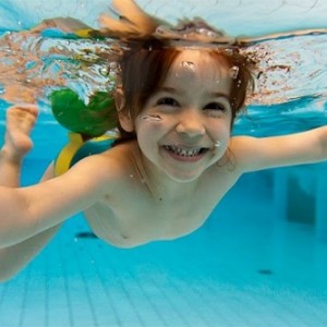 Có nên cho trẻ học bơi sớm?